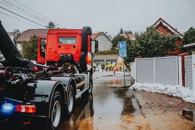 Emergency vehicles and personnel addressing urban flooding caused by heavy rains. 5 cross-border rules for Canadian restoration firms serving US clients