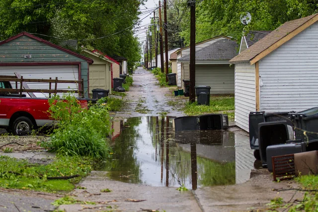 Alleyway between Queen Avenue North and Russell Avenue North, on the 2700 block, Minneapolis. Local SEO steps for a restoration business