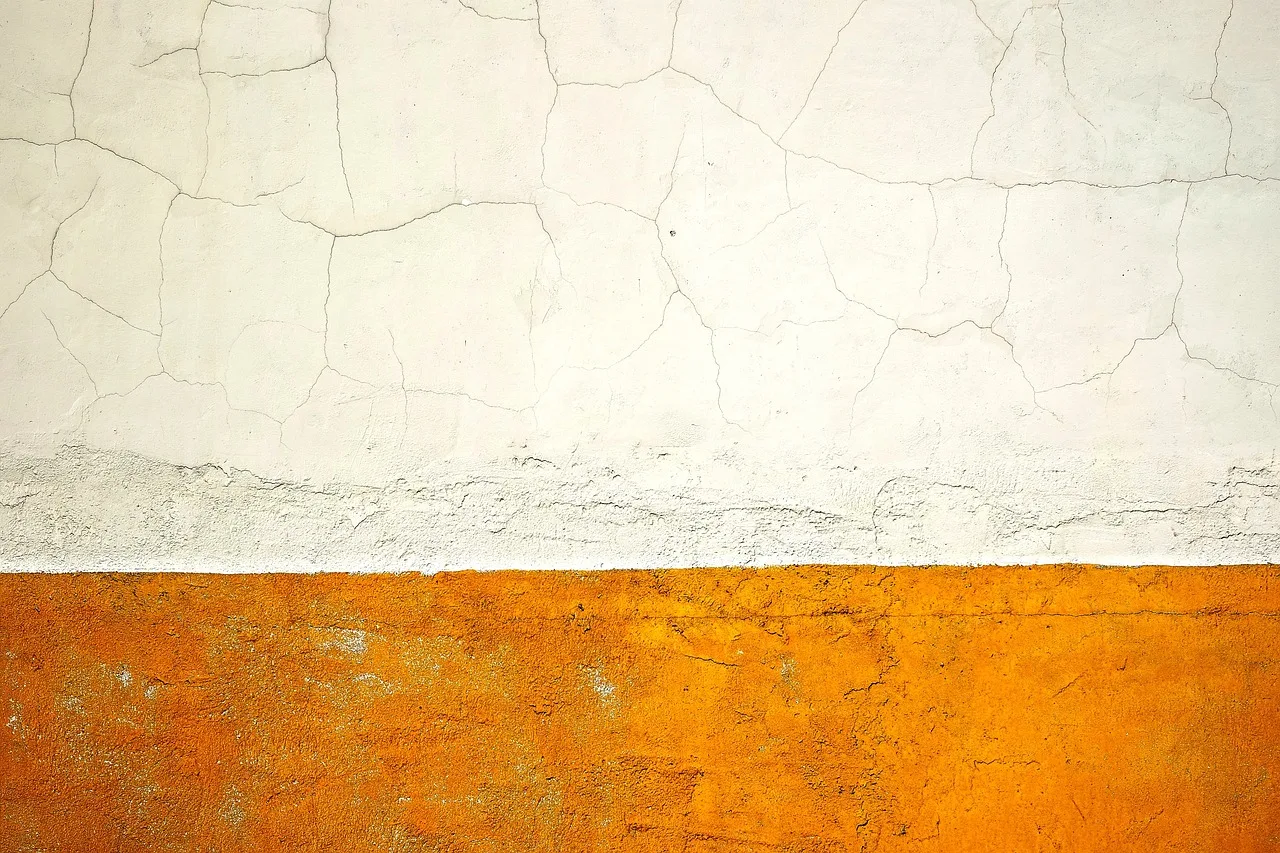 wall, cracks, white, yellow, damage. Handling water damage restoration complaints in seven steps, explained